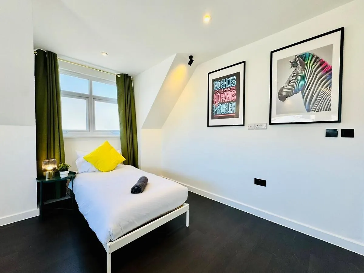 Big Penthouse - 3-Bedroom - 2-Bathroom - Sleeps 8 Bournemouth Apartment