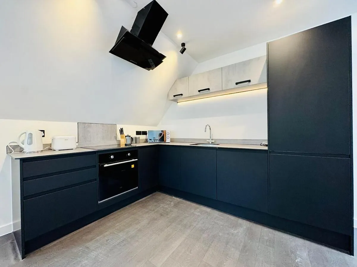 Big Penthouse - 3-Bedroom - 2-Bathroom - Sleeps 8 Bournemouth Apartment