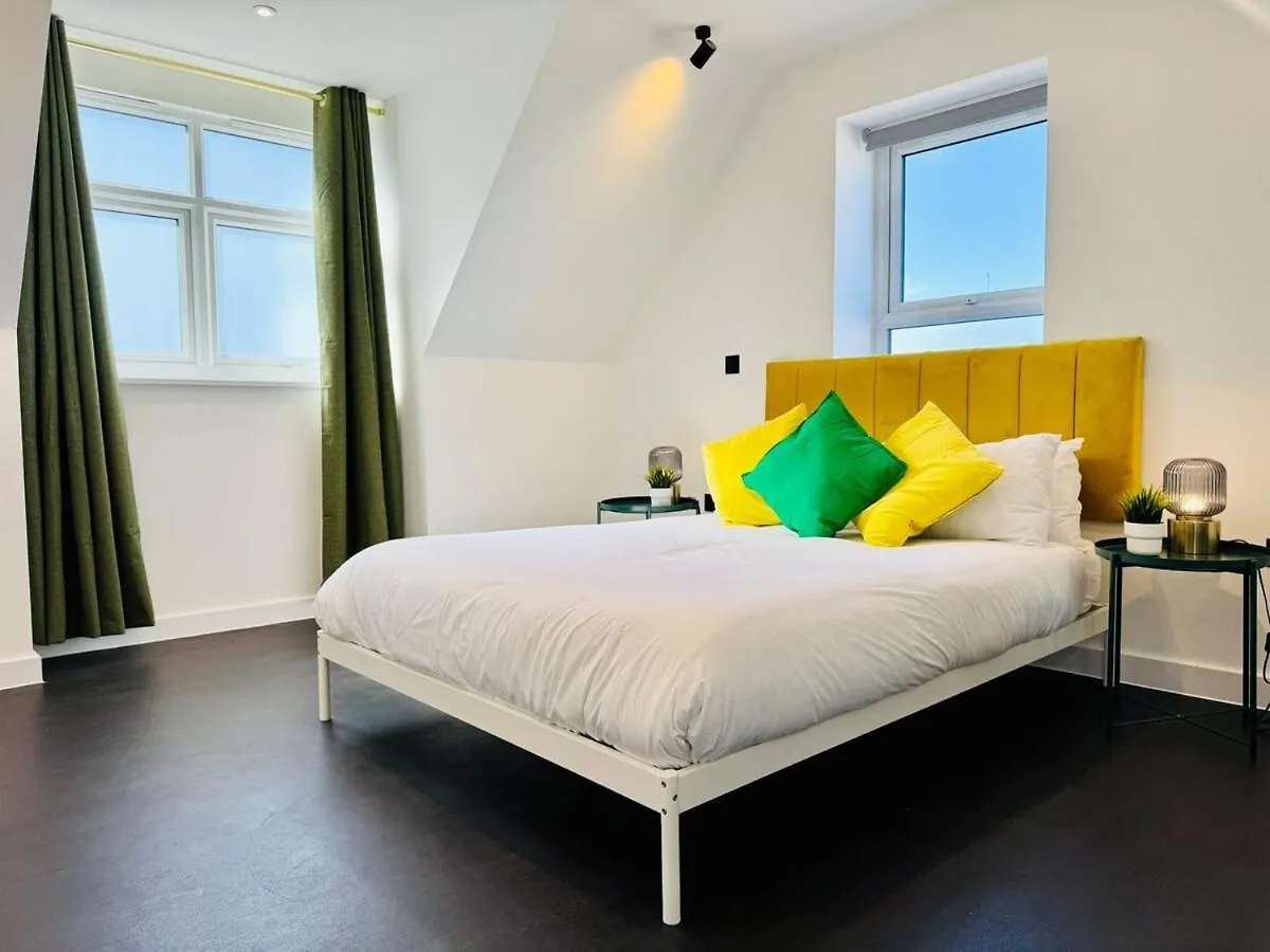 Big Penthouse - 3-Bedroom - 2-Bathroom - Sleeps 8 Bournemouth Apartment